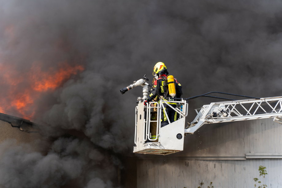Strażak walczący z pożarem hali w Zielonej Górze