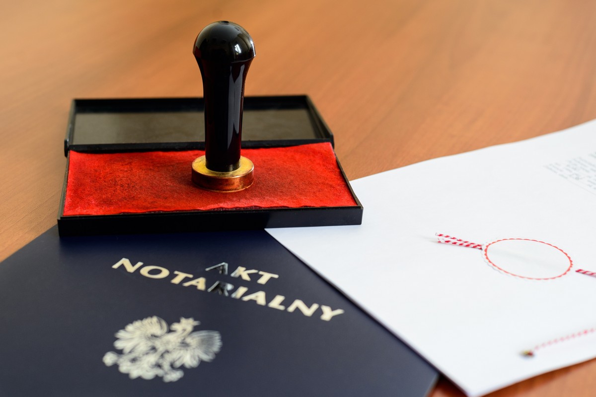 Kupując działkę od samorządu, można zapłacić za akt notarialny, ale nie za operat szacunkowy