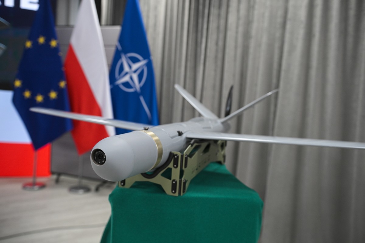 Warszawa, 15.05.2025. Prezentacja zestawu amunicji krążącej WARMATE podczas podpisania umowy ramowej pomiędzy Agencją Uzbrojenia a firmą WB Electronics S.A.