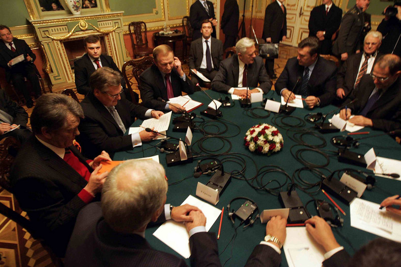 2004 rok, trzecia runda negocjacji przy okrągłym stole podczas kryzysu prezydenckiego na Ukrainie. Na zdjęciu m.in. W. Juszczenko, A. Kwaśniewski, L. Kuczma, V. Adamkus, W. Janukowycz, J. Solana