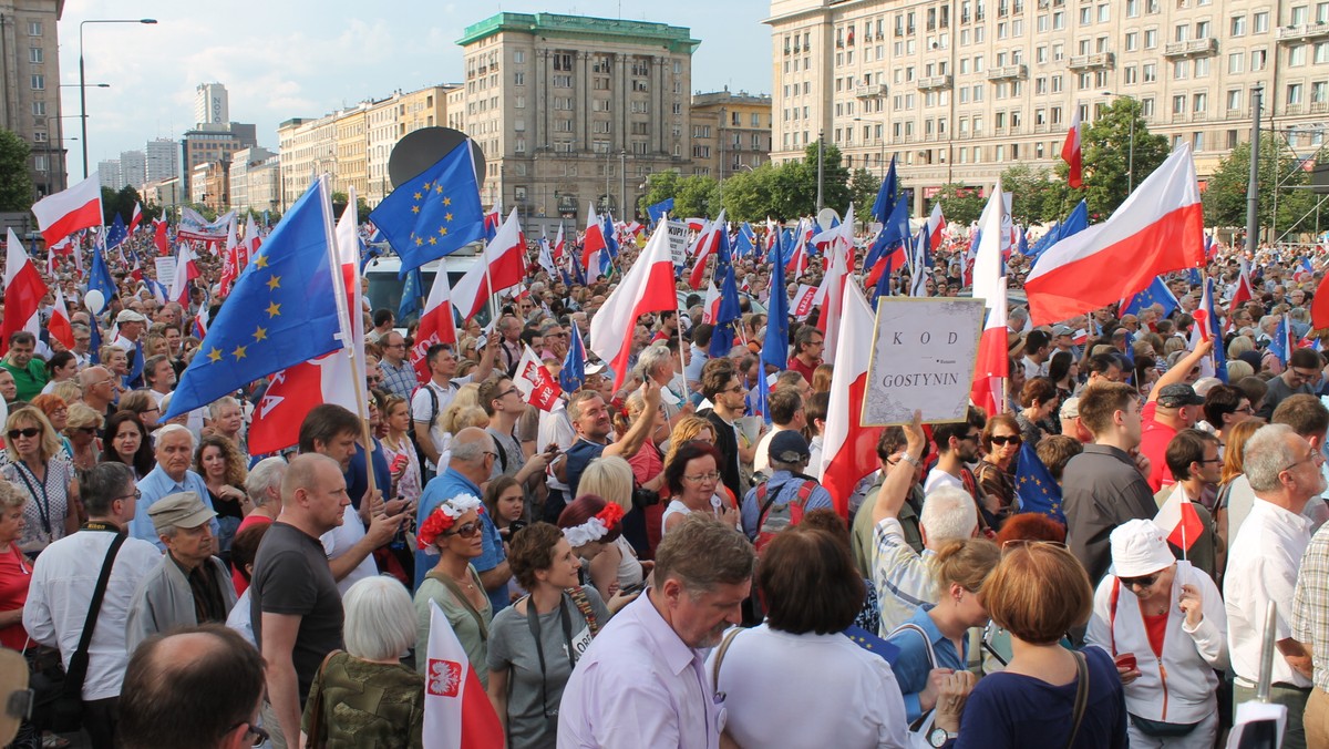 "Jedna Polska – dość podziałów" - demonstrację pod takim hasłem organizuje jutro w Warszawie Komitet Obrony Demokracji. Z kolei przedstawiciele wszystkich zawodów medycznych będą domagać się wzrostu nakładów na służbę zdrowia. Obie demonstracje spowodują duże utrudnienia w ruchu.