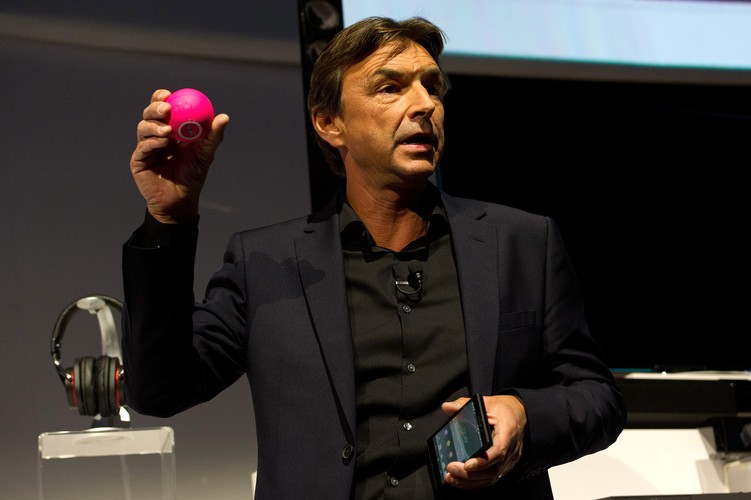 Szef Sony Electronics Phil Molyneux prezentuje nowe bezprzewodowe głośniki