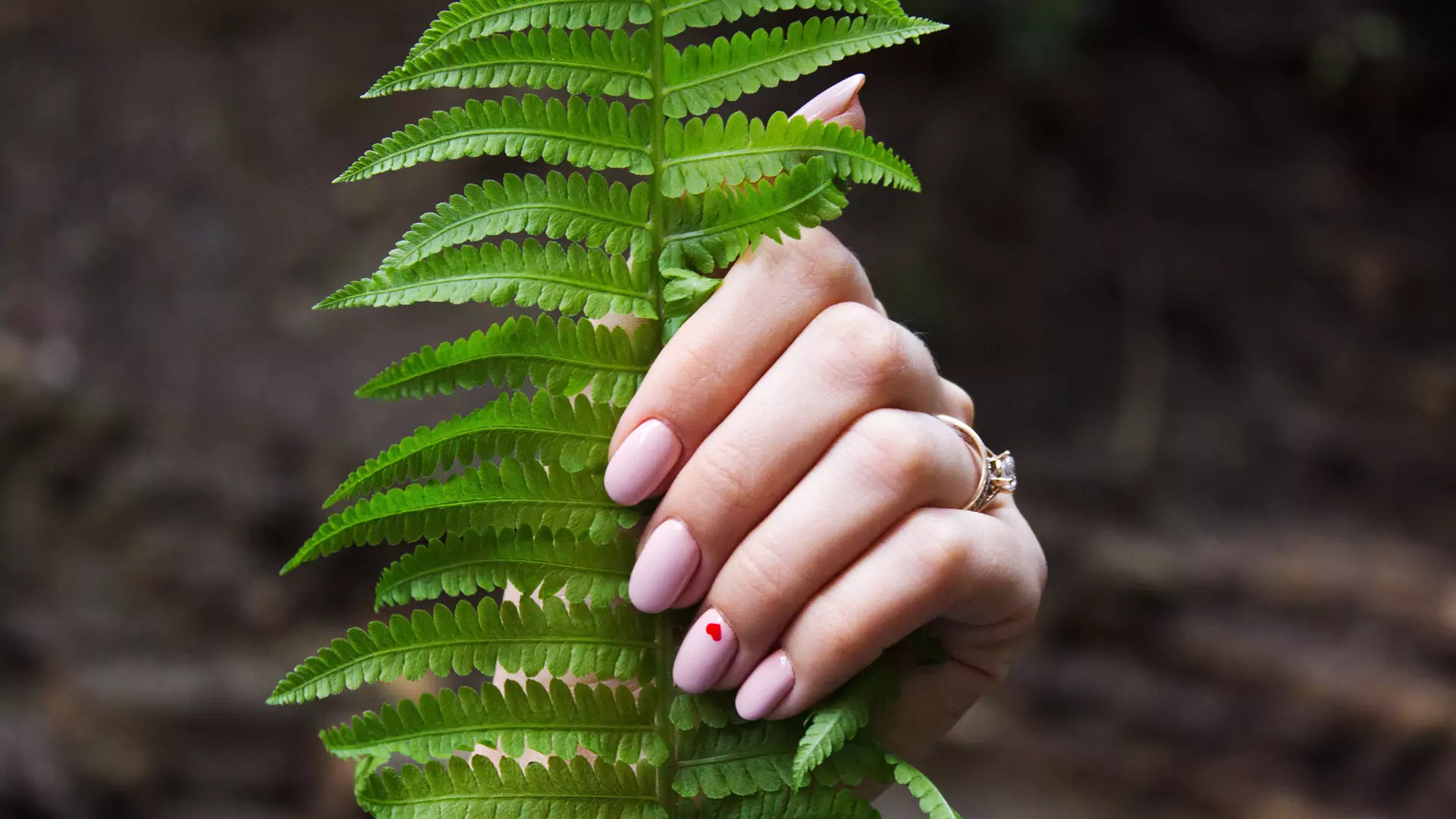 Paznokcie tytanowe krok po kroku - zalety i wady manicure tytanowego