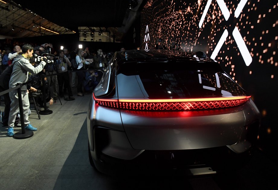 Faraday Future chwali się, że FF91 będzie szybszy niż Tesla S P100D. Rozpędzi się od 0 do 60 mil na godzinę w 2,39 sekundy. Tesla - w 2,40 s. 