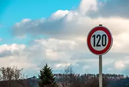 Ograniczenie prędkości do 120 km/h na niemieckiej autostradzie. Dlaczego je wprowadzono?