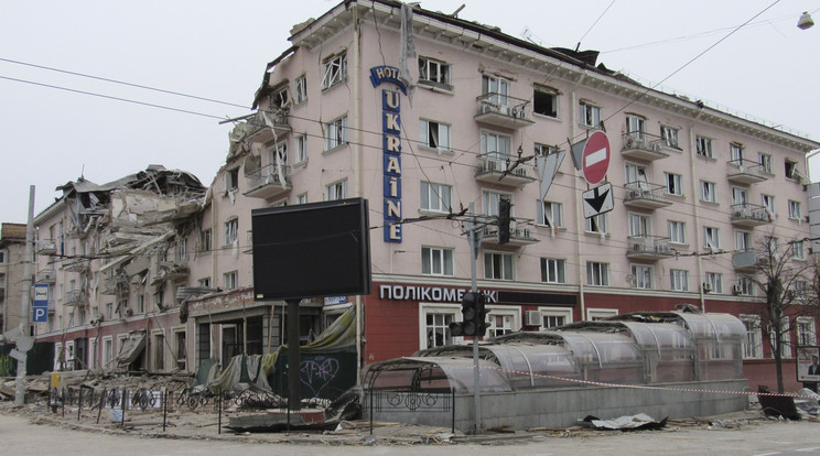 Az Ukrajna Szálloda megsemmisült épülete egy orosz légicsapást követően Csernyihivben még 2022. március 12-én / Fotó: MTI/EPA/Szerhij Sztarodavnij