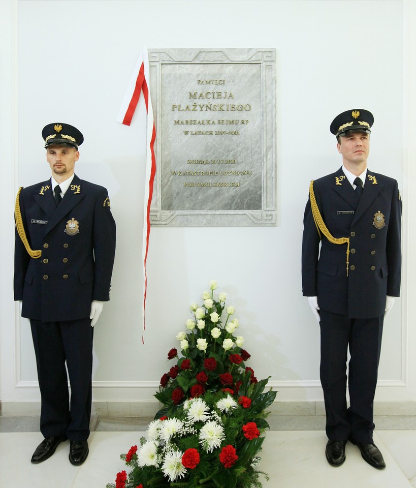 WARSZAWA SEJM TABLICA POŚWIĘCONA MACIEJOWI PŁAŻYŃSKIEMU