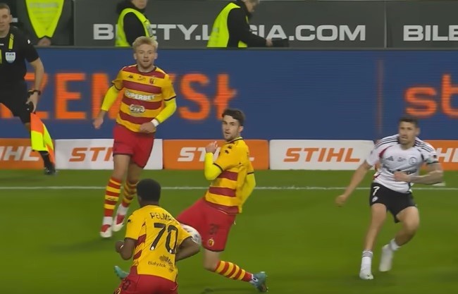 Andy Pelmard zagrywa piłkę ręką w meczu z Legią Warszawa