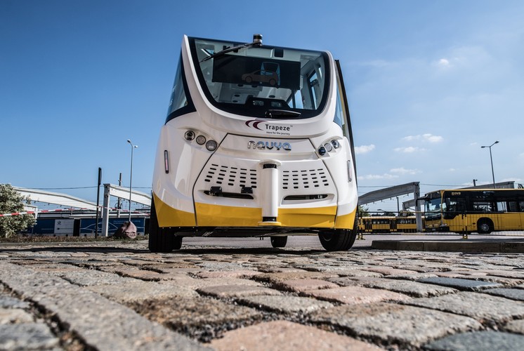 Aparatura zainstalowana z przodu pojazdu rozpoznaje znaki drogowe, światła drogowe lub możliwe przeszkody po drodze.