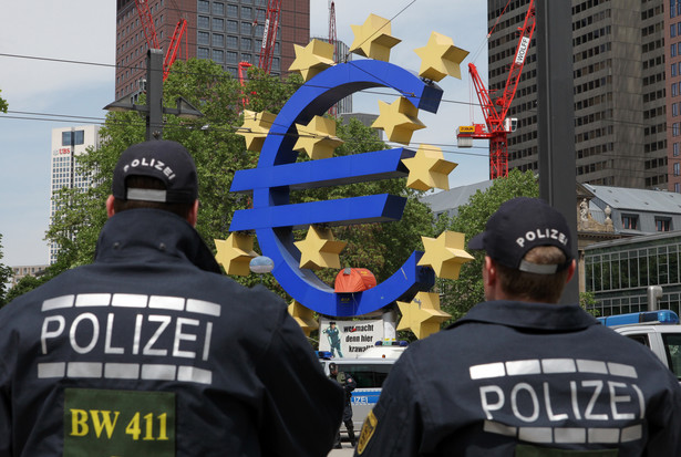 Policjanci przed siedzibą Europejskiego Banku Centralnego we Frankfurcie