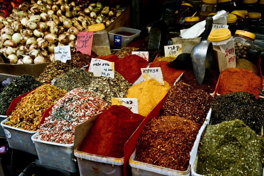 Mahaneh Jehuda - - codziennie zakupy na lokalnym jerozolimskim bazarze, pełnym straganów ze świeżymi warzywami i owocami, aromatycznymi przyprawami, bakaliami, pieczywem, lokalną chałwą sprzedawaną na kilogramy i baklawą. 