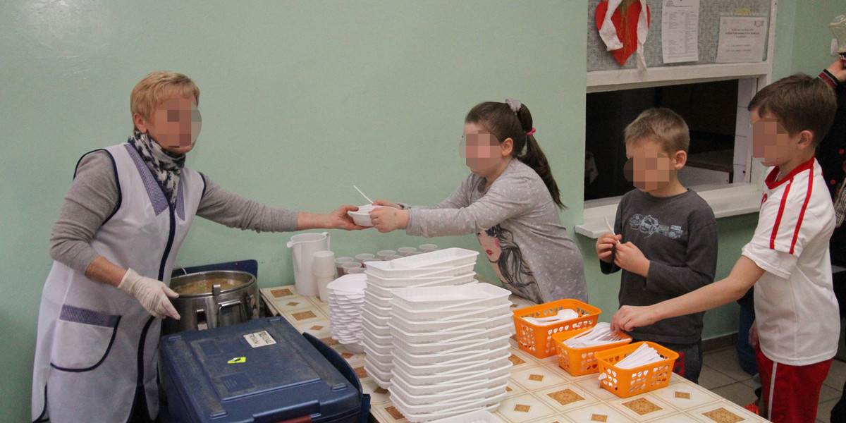 W szkole podstawowej w Gryficach biedniejsze dzieci jędzą z plastikowej zastawy. Stoją też w osobnej kolejce