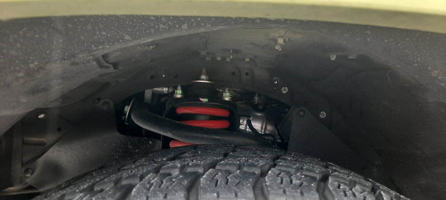 Toyota 4Runner TRD Pro - w pakiecie otrzymujemy wzmocnione sprężyny i amortyzatory. W wersji TRD Pro auto nie boi się nawet skoków.