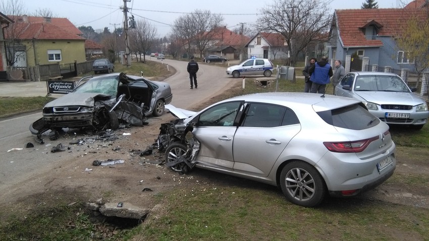 U "meganu" troje povređeno laške