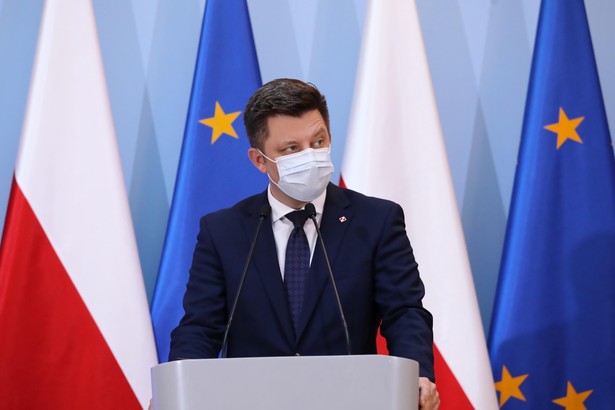 Warszawa, 12.07.2021. Szef KPRM Michał Dworczyk podczas konferencji prasowej w siedzibie KPRM w Warszawie, 12 bm. Konferencja dot. m.in. progów podatkowych. (aldg) PAP/Tomasz Gzell