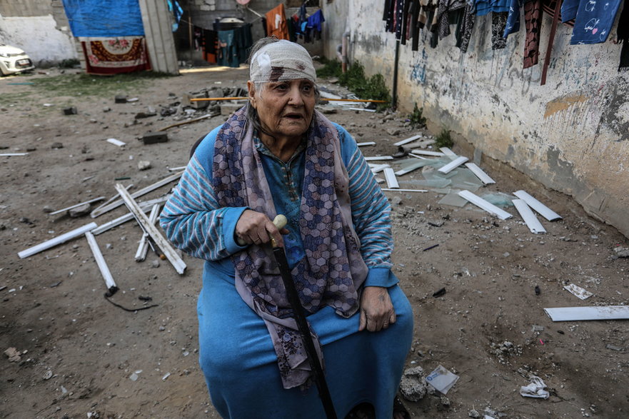 Kobieta ranna w izraelskim ataku na Gazę w marcu 2024 r.