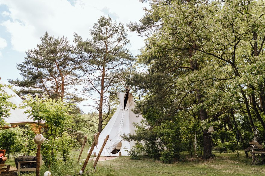 Nieopodal stodoły "MAYOVKA" stoi tipi