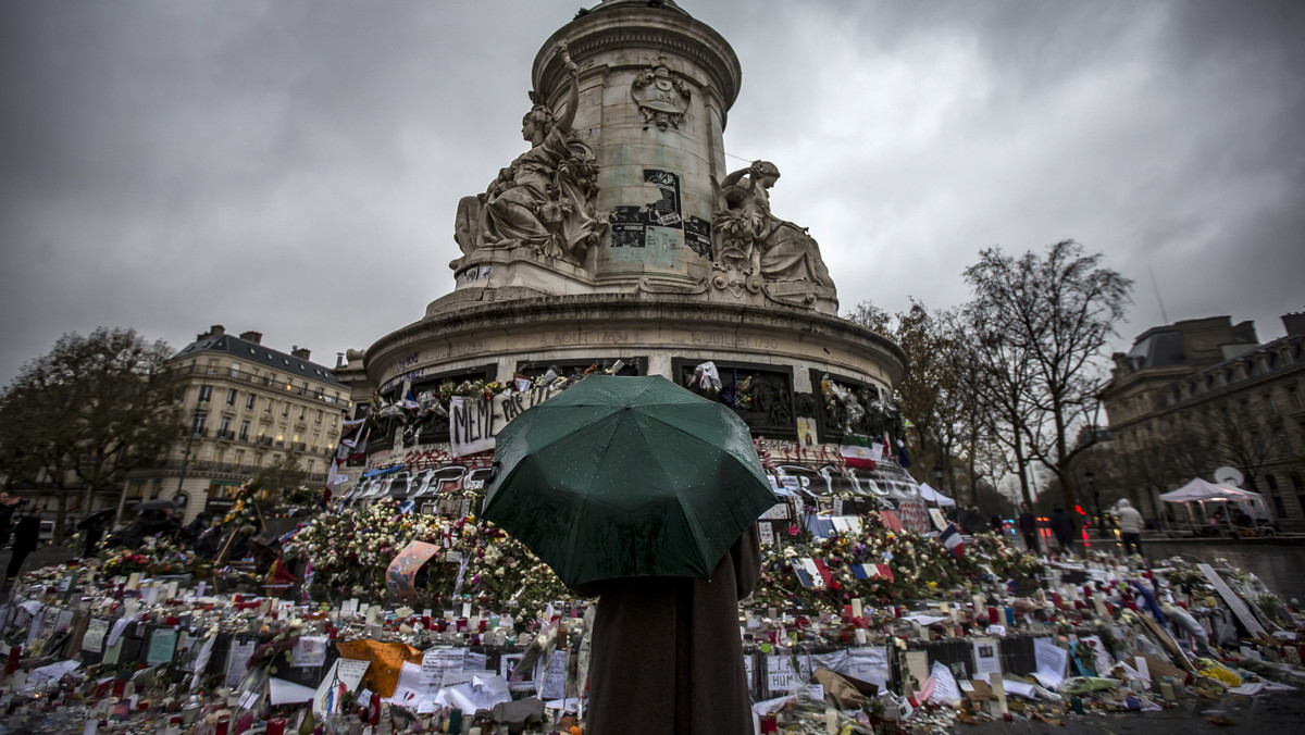 Jeden z trzech zamachowców, którzy w listopadzie przeprowadzili atak na salę koncertową Bataclan w Paryżu, udał się pod koniec 2013 roku do Syrii - podało źródło we władzach sądowniczych, potwierdzając doniesienia dziennika "Le Parisien".