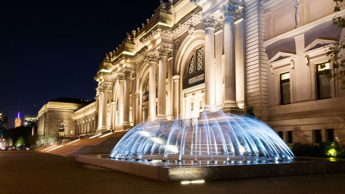 Metropolitan Museum of Art w Nowym Jorku odwiedziło w zakończonym w czerwcu roku budżetowym ponad 7,35 miliona miłośników sztuki. Była to najwyższa frekwencja, jaką odnotowała w swej historii szacowna placówka otwarta w roku 1872.