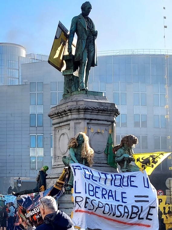 John Cockerill patrzy z cokołu swojego pomnika na protest rolników. A po jego lewej stronie — kukła w gumiakach