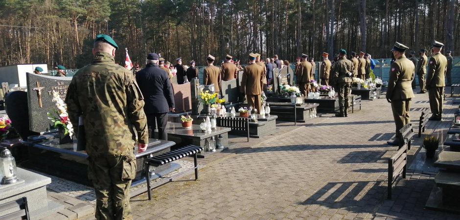11. rocznica katastrofy smoleńskiej. Uroczystości przy grobie generała Tadeusza Buka