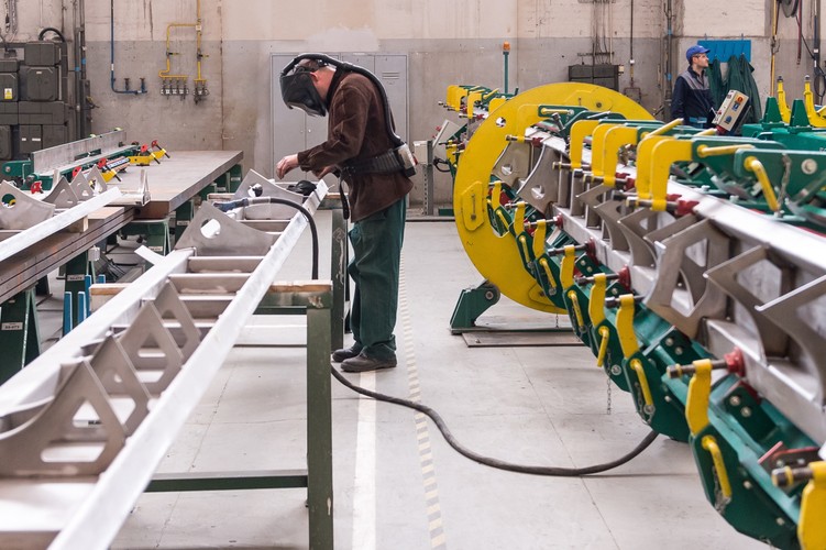 Nowoczesne niskopodłogowe tramwaje FLEXITY z powodzeniem eksploatowane są w Krakowie, Gdańsku i Łodzi. Na większości głównych linii kolejowych w Polsce, a także na 1. oraz 2. linii Metra Warszawskiego użytkowane są systemy sterowania ruchem kolejowym, zaprojektowane i wyprodukowane przez Bombardier Transportation. <br><br> (kru) PAP/Maciej Kulczyński