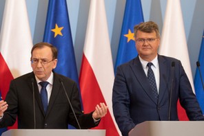 Minister spraw wewnętrznych i administracji Mariusz Kamiński i wiceminister w MSWiA Maciej Wąsik