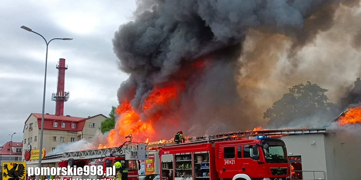 Pożar Biedronki w Słupsku. Prawie 70 strażaków walczyło z ogniem.