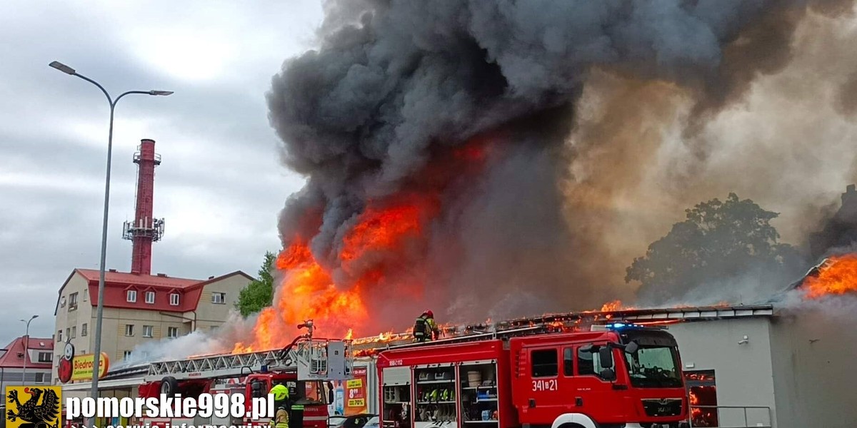 Pożar Biedronki w Słupsku. Prawie 70 strażaków walczyło z ogniem.