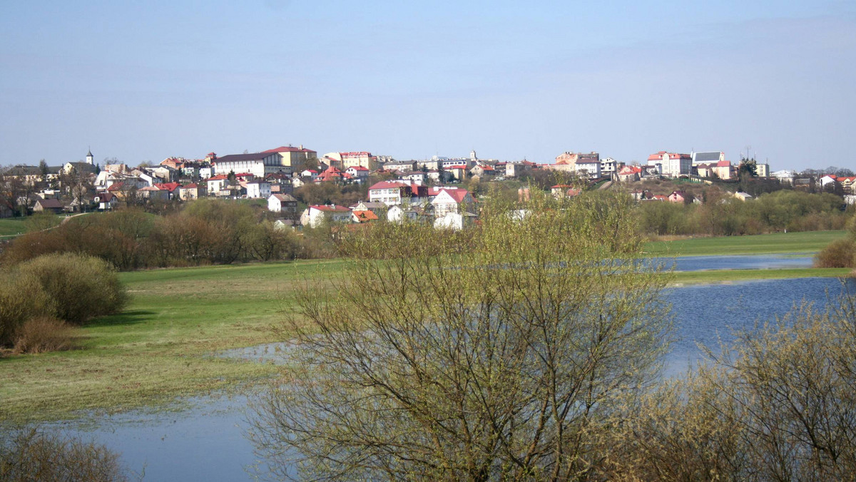 Jest szansa na nową turystyczną atrakcję w Łomży. Questing (bo o nim mowa) to ciekawa metoda odkrywania dziedzictwa. Polega na tworzeniu w terenie nieoznakowanych szlaków tzw. questów. Można nimi wędrować kierując się informacjami zawartymi w wierszowanych wskazówkach, które zawierają zagadki.