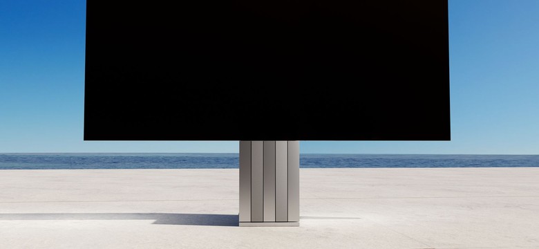 Składany telewizor, który kosztuje tyle, co dom. Można go ustawić przy basenie [ZDJĘCIA]