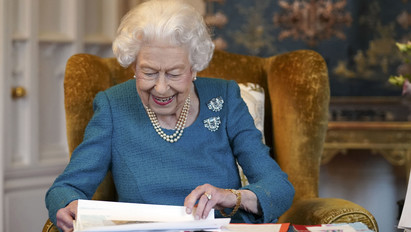 Hetven éve a trónon: így készül II. Erzsébet királynő a vasárnapi évfordulóra különleges ajándékaival körülvéve – fotók