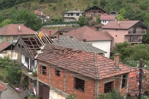 (VIDEO) OLUJNI VETAR NOSIO KROVOVE I ČUPAO DRVEĆE Jako nevreme pogodilo ovaj deo Srbije: Sva mesta ostala bez struje