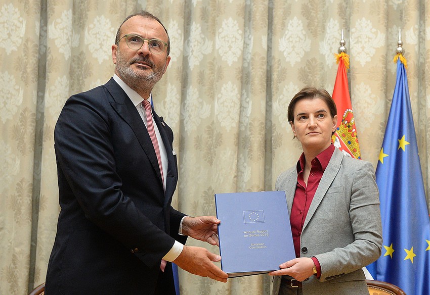 Šef delegacije EU u Srbiji Sem Fabrici uručuje izveštaj premijerki Srbije Ani Brnabić
