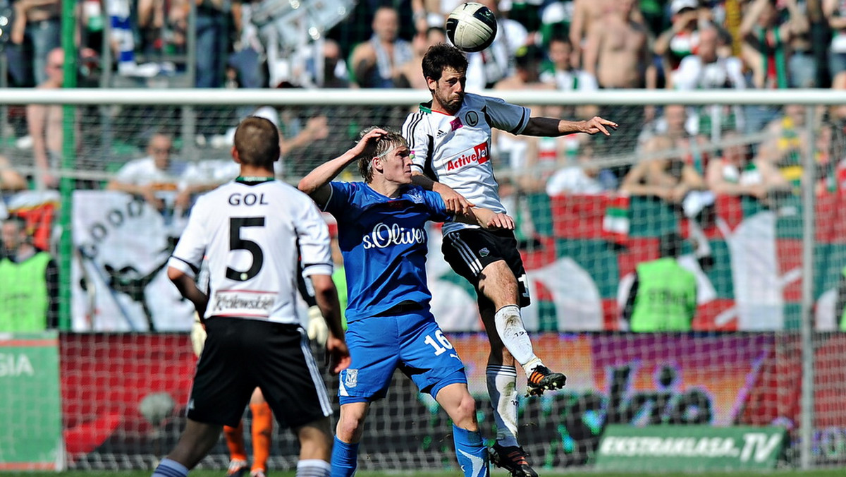 Gdy gra Legia z Lechem, to w kalendarzu ligowym powinno to być święto zaznaczone na czerwono. Tymczasem w sobotę obejrzeliśmy meczydło bardzo przeciętne. Selekcjoner Smuda mówi o takich spotkaniach... "konina". Chęci nawet sporo, ale dobrej piłki malutko.