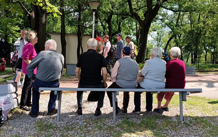 Bake i deke, rođeni puloletni brat, odnosno sestra, imaju u specifičnim slučajevima obavezu plaćanja izdržavanja deteta