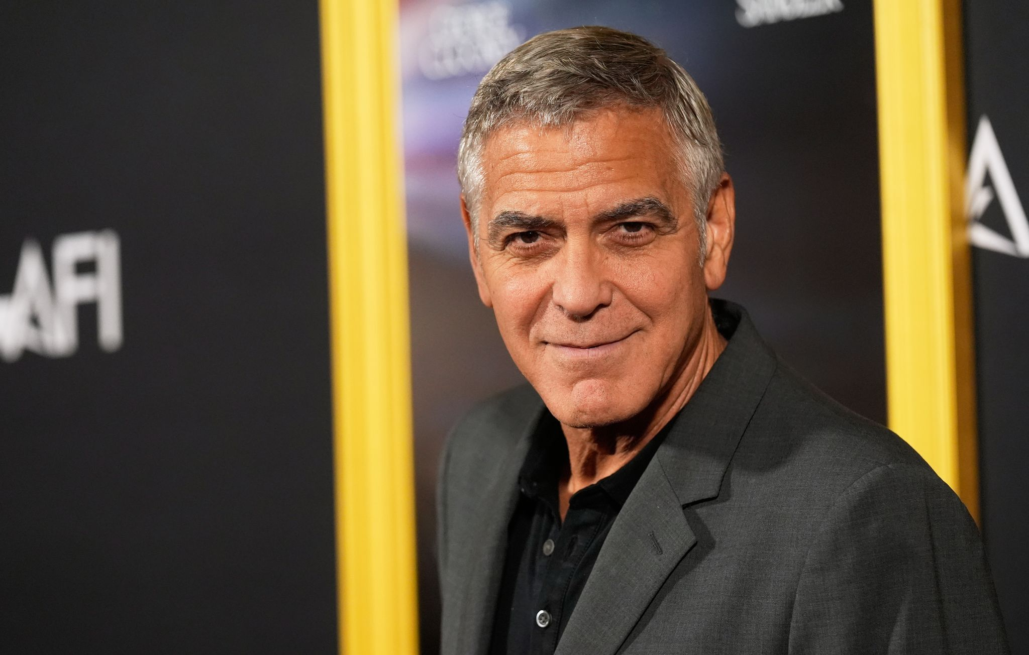 George Clooney pendelt im Zug zwischen Paris und London