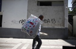 Grecy uciekają z banków ze swoimi pieniędzmi, do paniki już niedaleko