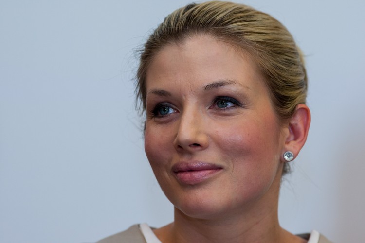 <b>Izabella Łukomska-Pyżalska z listy TR i Europy Plus</b>
<br>
<br>
Prezes Warty Poznań 36-letnia Izabella Łukomska-Pyżalska będzie reprezentować koalicję w Poznaniu. 
<br>
<br>
Łukomska-Pyżalska od trzech lat jest prezesem piłkarskiej sekcji Warty Poznań. Wcześniej pracowała jako modelka. Jej sesje zdjęciowe pojawiły się na okładkach znanych magazynów dla mężczyzn, w tym Playboya.