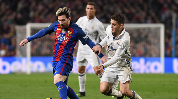 Messi (balra) ismét megküzd a realosokkal /Fotó: AFP
