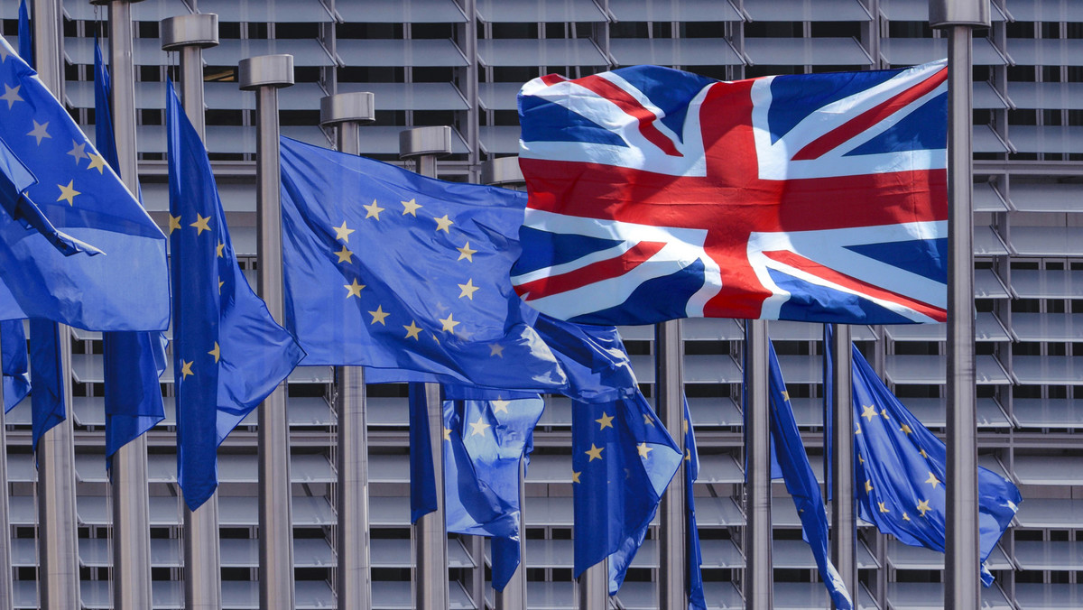 Brytyjskie media z ostrożnym optymizmem przyjęły piątkową decyzję liderów 27 państw Unii Europejskiej o przejściu do drugiej fazy rozmów o wyjściu Wielkiej Brytanii ze Wspólnoty. Zauważyły, że wiele kwestii jest wciąż nierozwiązanych.
