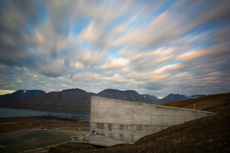 W zamyśle twórców Globalnego Banku Nasion obiekt miał nie wymagać sztucznego chłodzenia, gdyż został ulokowany w wiecznej zmarzlinie. Założenia te okazały się niewłaściwe, gdyż w tym roku wskutek globalnego ocieplenia wieczna zmarzlina zaczęła topnieć. <br><br>
Na zdj. Globalny Bank Nasion, Svalbard, Norwegia, luty 2018. Autor zdjęcia: Riccardo Gangale, licencja CC BY-ND 4.0, źródło: https://www.flickr.com/photos/landbruks-_og_matdepartementet/sets/72157623004641656