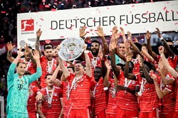 Mistrzowska feta Bayernu okraszona kiepskim występem z VfB Stuttgart