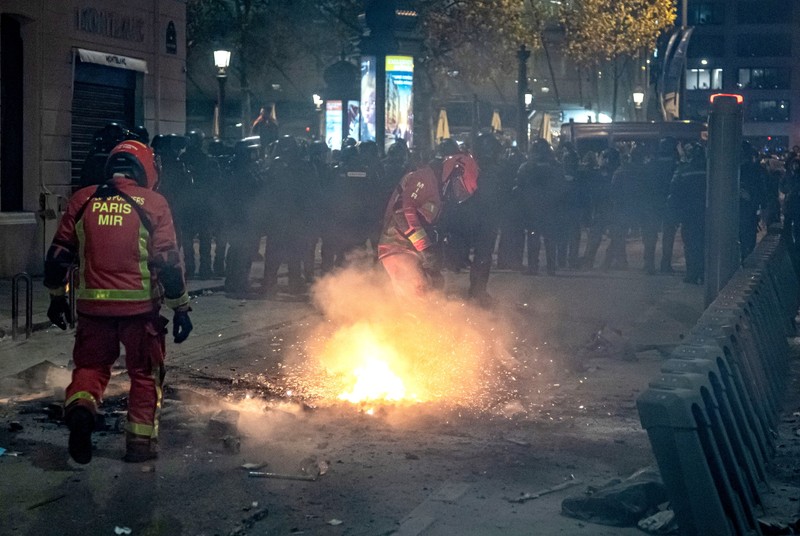 Marokańscy kibice "podpalili" Paryż. Zamieszki w Holandii