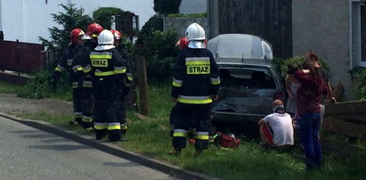 Auto wjechało w ogrodzenie. Dwoje rannych