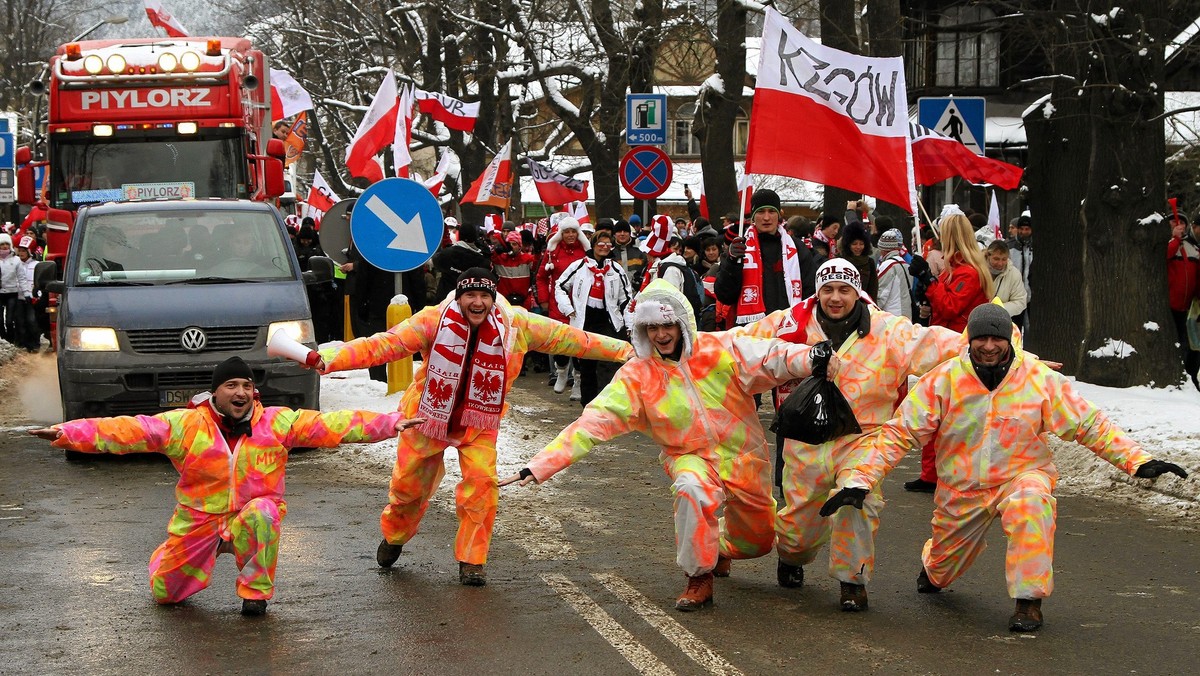 Kilka tysięcy fanów skoków narciarskich przeszło dziś ulicami Zakopanego pod Wielką Krokiew uczestnicząc w wielkiej paradzie kibiców. Fani Adama Małysza po raz pierwszy w ten sposób celebrowali to wielkie sportowe wydarzenie.