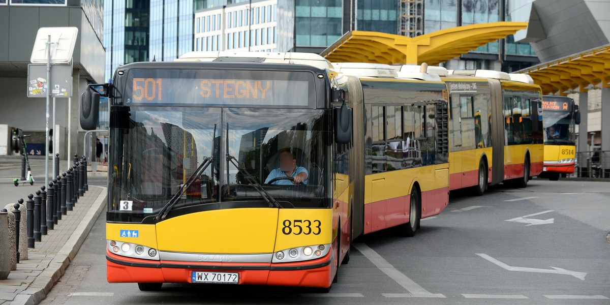 Ceny biletów komunikacji miejskiej w największych polskich miastach są do siebie zbliżone.