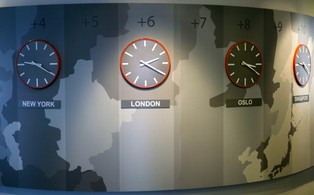 Obraz giełd po ataku Rosji na Ukrainę. Surowce ostro w górę, akcje w dół