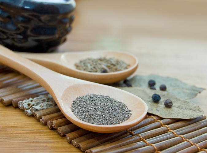 Skorzystaj z dobroczynnego działania kuchennych przypraw. Majeranek, zmielony kminek lub koper włoski pobudzają wydzielanie soków trawiennych i zwalczają nudności oraz wzdęcia. Weź łyżeczkę ziół i popij je szklanką ciepłej przygotowanej wody.