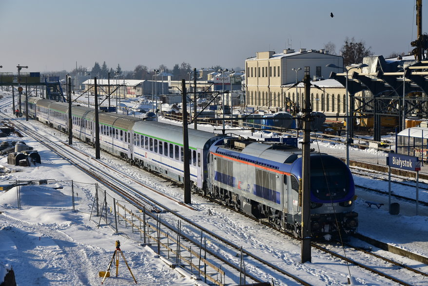 Rozkopana stacja Białystok i pociąg InterCity 'Hańcza' z Krakowa do Litewskiej Mockavy już po wymianie lokomotywy na spalinową